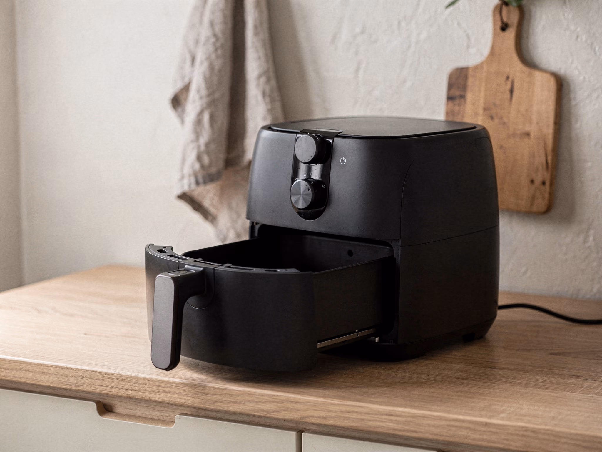 Musta airfryer avoimella korilla suomalaisen keittiön työtasolla