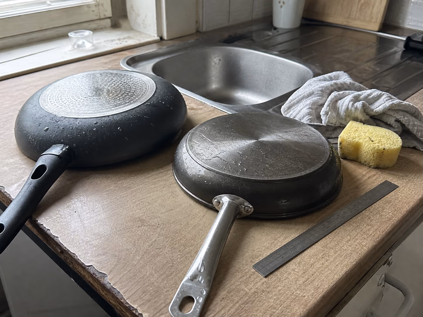 Paistinpannujen simuloitu puhdistus- ja pohjan tasaisuustarkistus